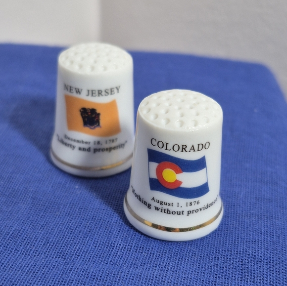 2 Vintage Porcelain Souvenir State Thimbles - New Jersey & Connecticut - Picture 1 of 9